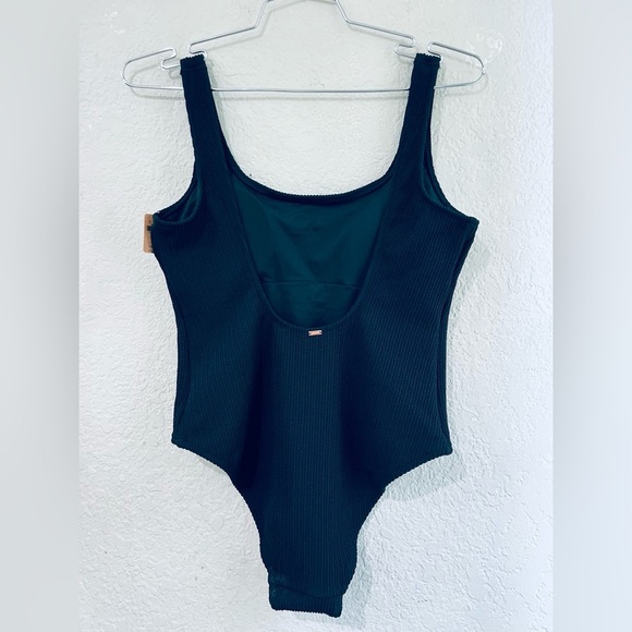 VICTORIA'S SECRET SWIM
Crinkle Scoop One-Piece Swimsuit size L NWT - Picture 7 of 11